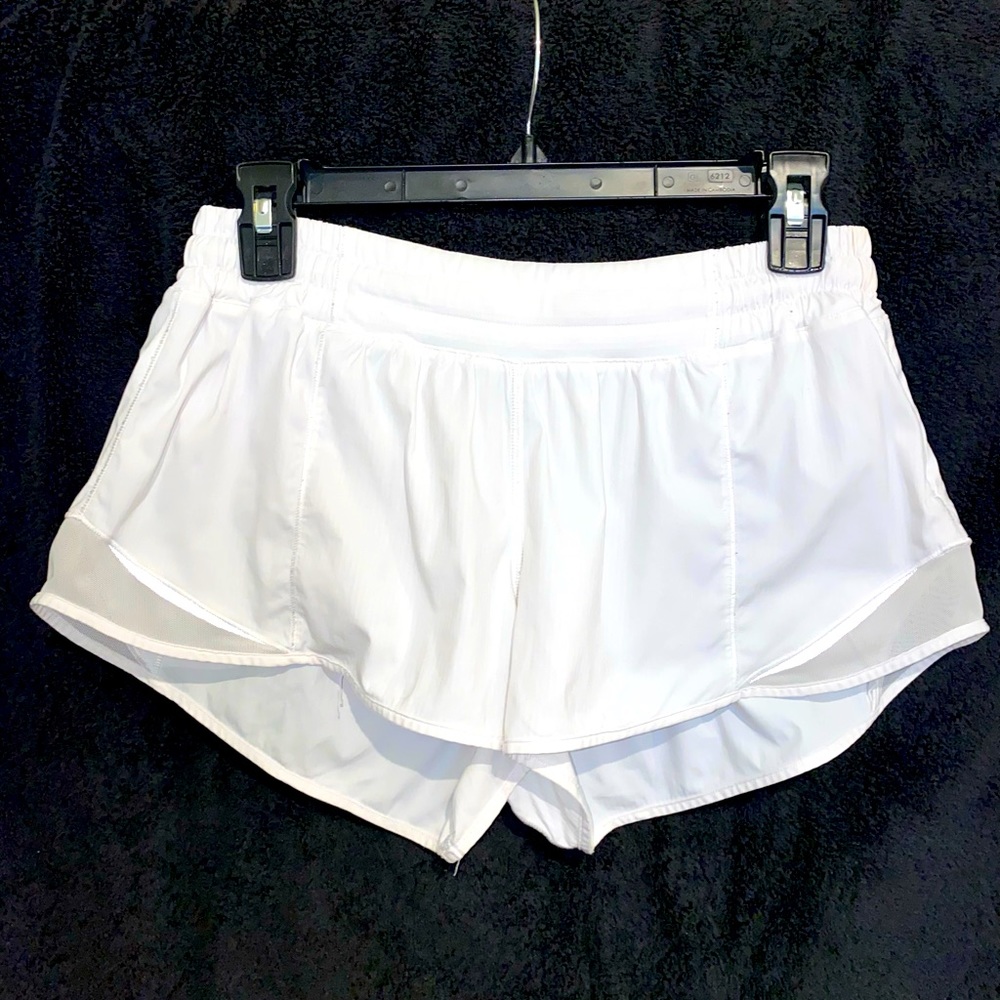 Lululemon hotty hot low-rise lined shorts 2.5”